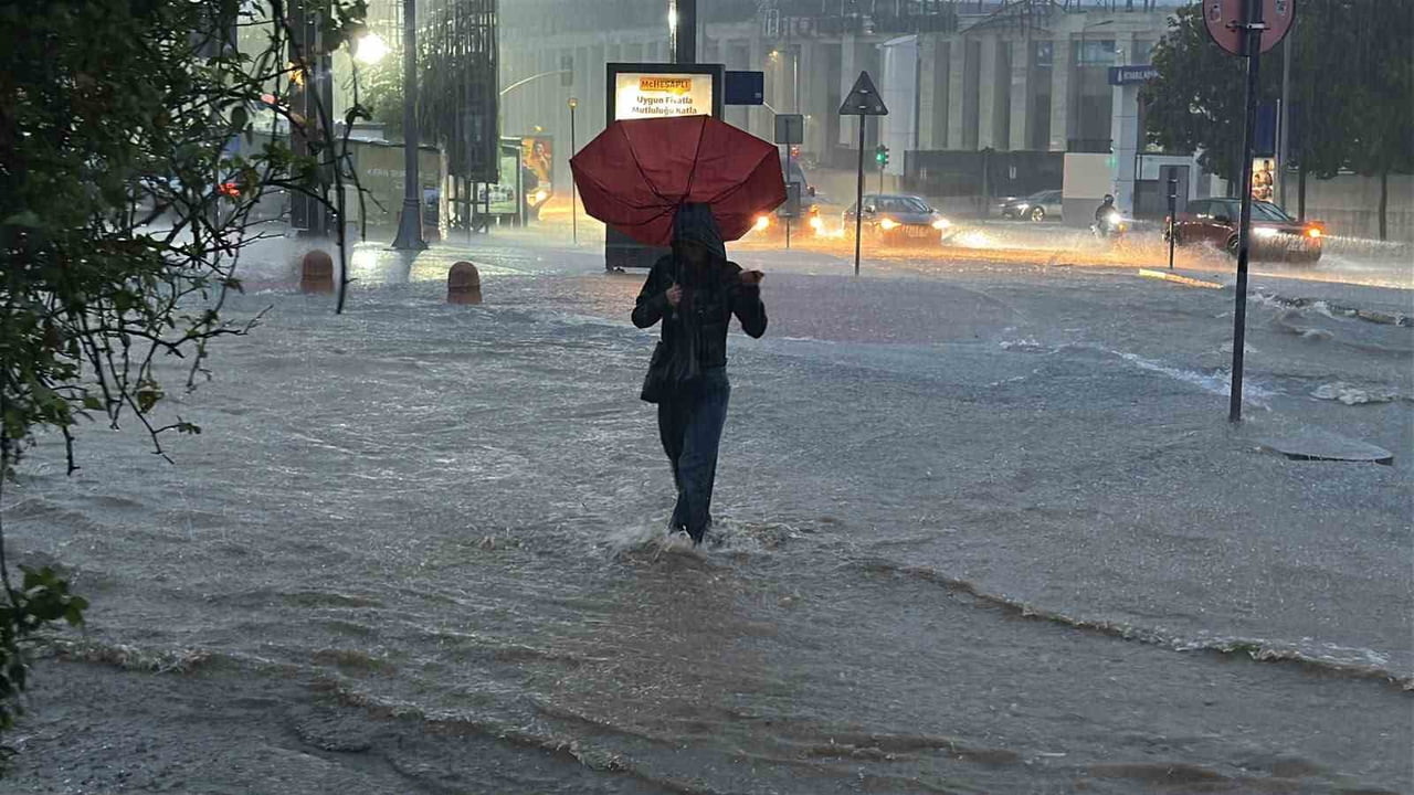 İSTANBUL’U SAĞANAK VURDU, METREKAREYE 240 KİLOGRAMI AŞAN YAĞIŞ DÜŞTÜ