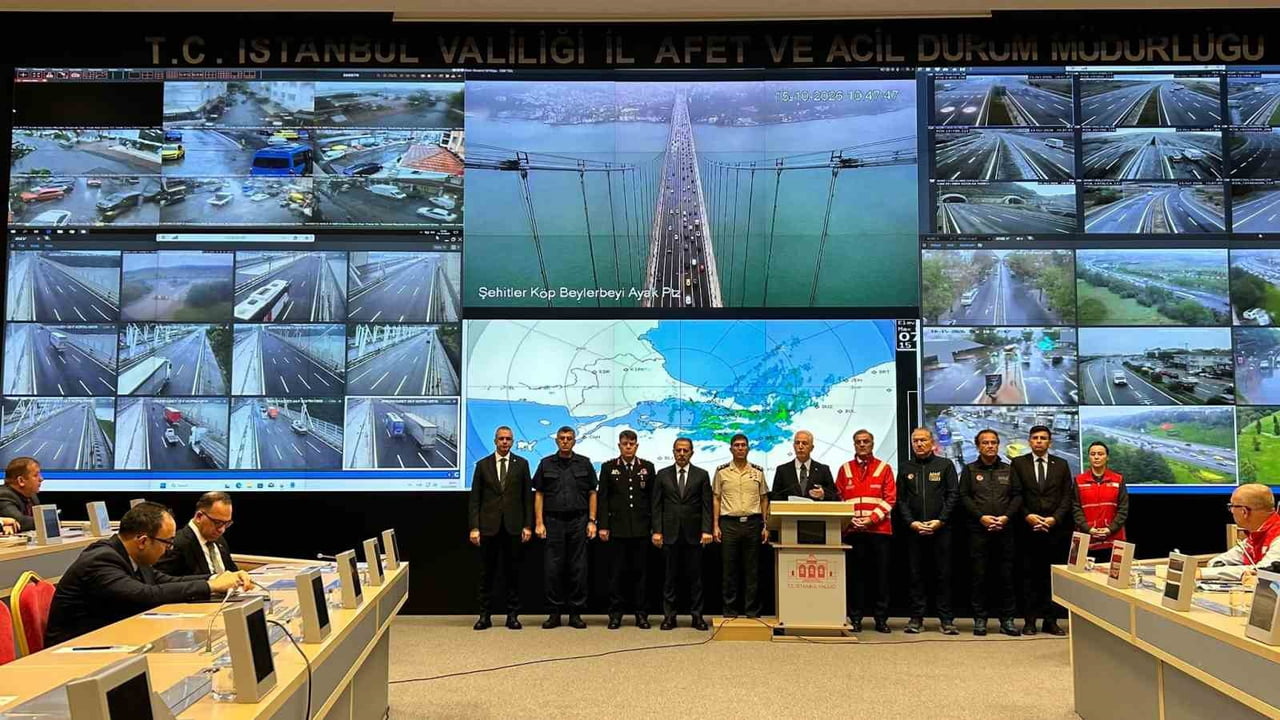 İSTANBUL VALİSİ DAVUT GÜL, İSTANBUL İL AFET VE ACİL DURUM (AFAD) MÜDÜRLÜĞÜ'NDE DÜZENLEDİĞİ BASIN...