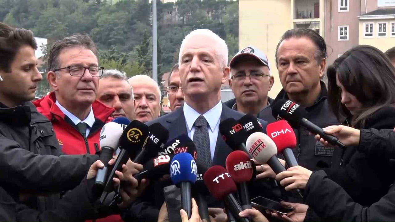İSTANBUL VALİSİ DAVUT GÜL, SEL FELAKETİNİN ARDINDAN AYAZAĞA'DA DEVAM EDEN ÇALIŞMALARI YERİNDE...