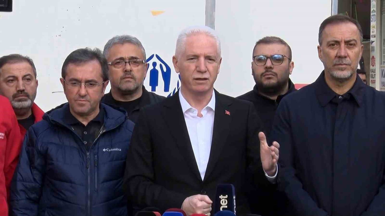 İSTANBUL VALİSİ DAVUT GÜL, SEL FELAKETİNİN YAŞANDIĞI AYAZAĞA'DA AÇIKLAMALARDA BULUNDU