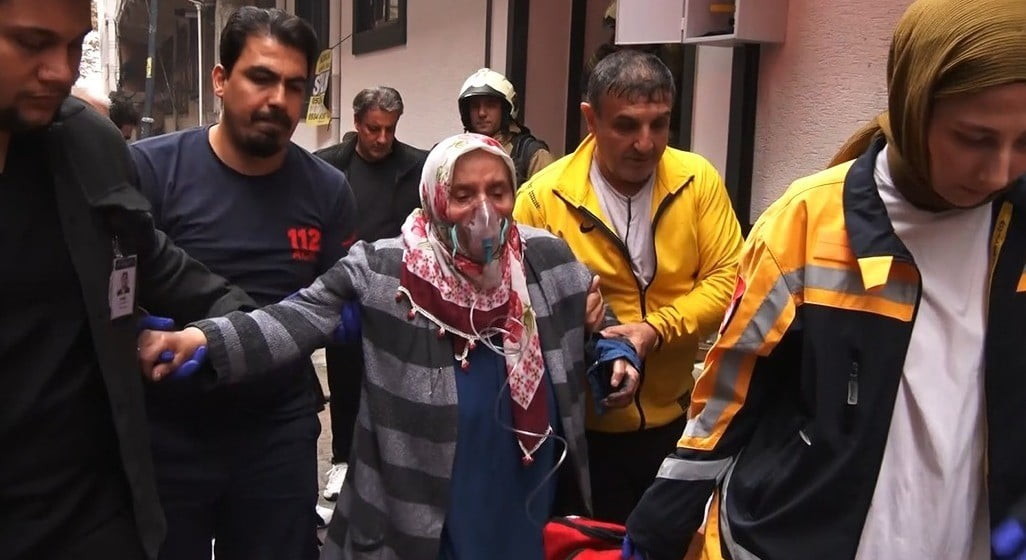 İSTANBUL ZEYTİNBURNU’NDA 6 KATLI BİNADA ELEKTRİKLİ SOBANIN DEVRİLMESİ SONUCU ÇIKAN YANGINDA İÇERDE...
