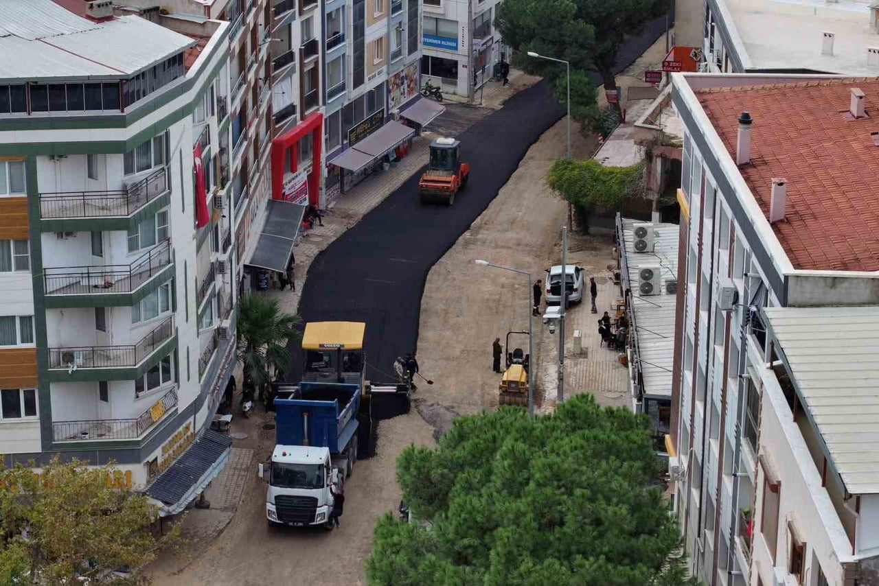 İSTASYON CADDESİ, CUMHURİYET CADDESİ VE TARLA SOKAK’TA YÜRÜTÜLEN ÇALIŞMALARLA ULAŞIMIN AKSAMAMASI...