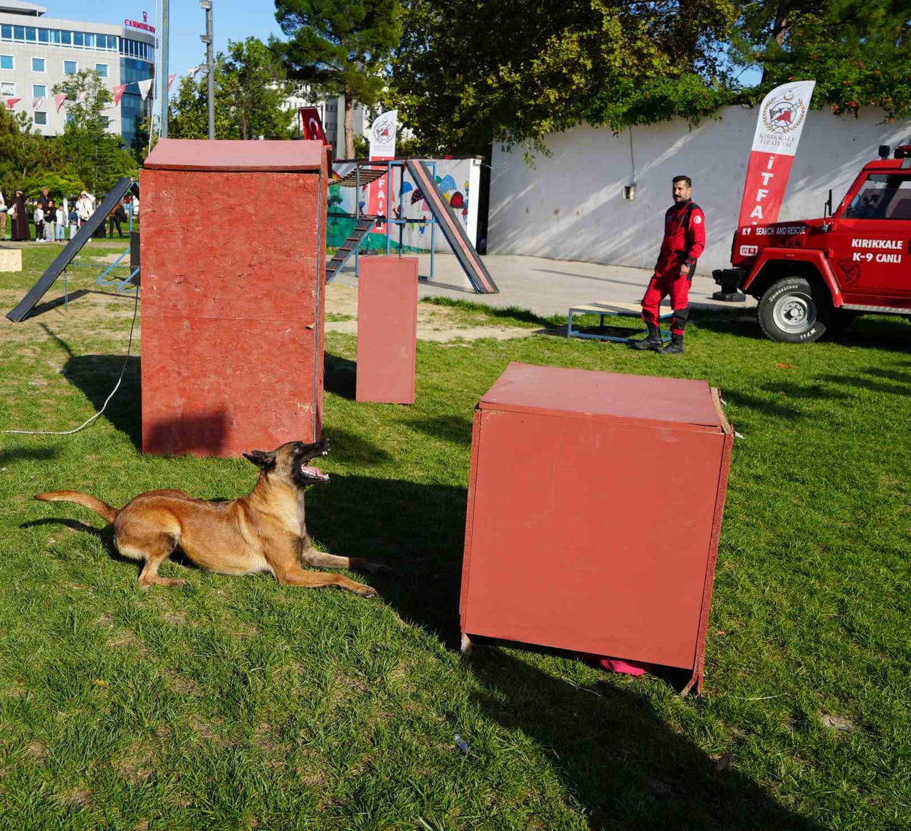 İTFAİYE MÜDÜRLÜĞÜNE BAĞLI CANLI ARAMA KURTARMA KÖPEK BİRİMİ, BÜYÜK ŞEHİR PARKI'NDA VATANDAŞLAR VE...