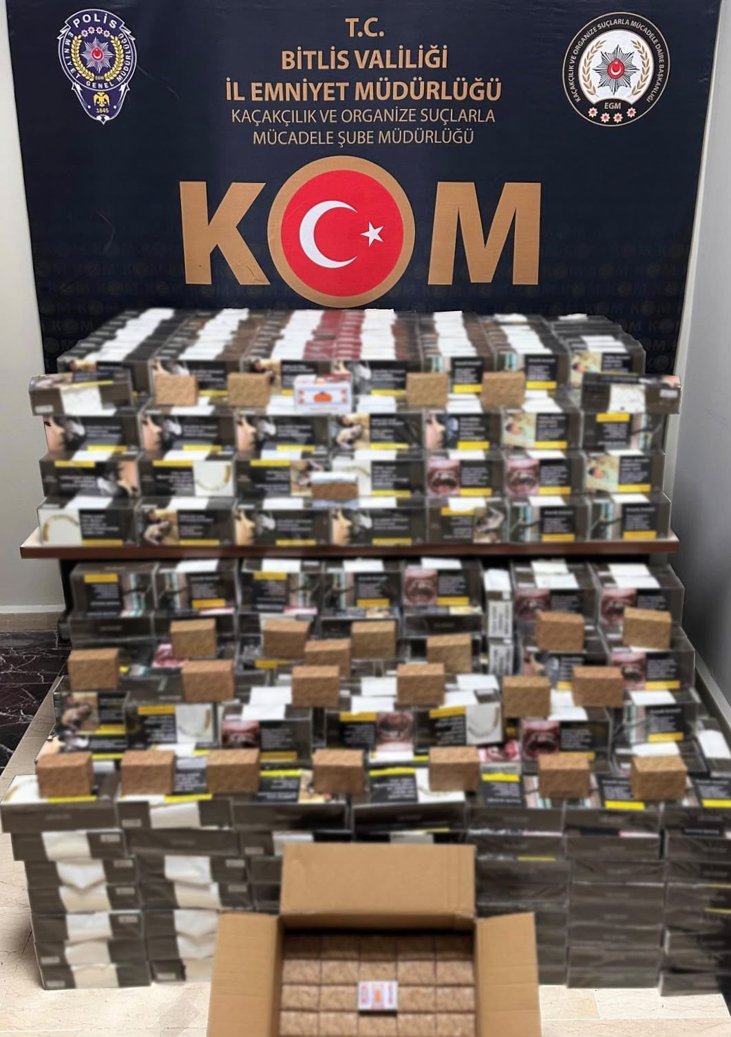 İTLİS–SİİRT KARA YOLU ÜZERİNDEKİ POLİS KONTROL NOKTASINDA DURDURULAN ARAÇTA 100 BİN ADET GÜMRÜK...