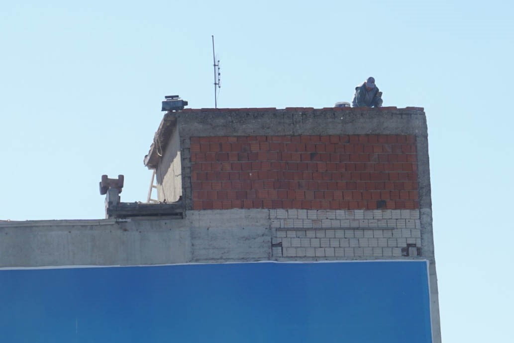İZMİR'DE 10 KATLI BİR APARTMANIN ÇATISINDA HİÇBİR İŞ GÜVENLİĞİ ÖNLEMİ ALINMADAN YAPILAN İZOLASYON...