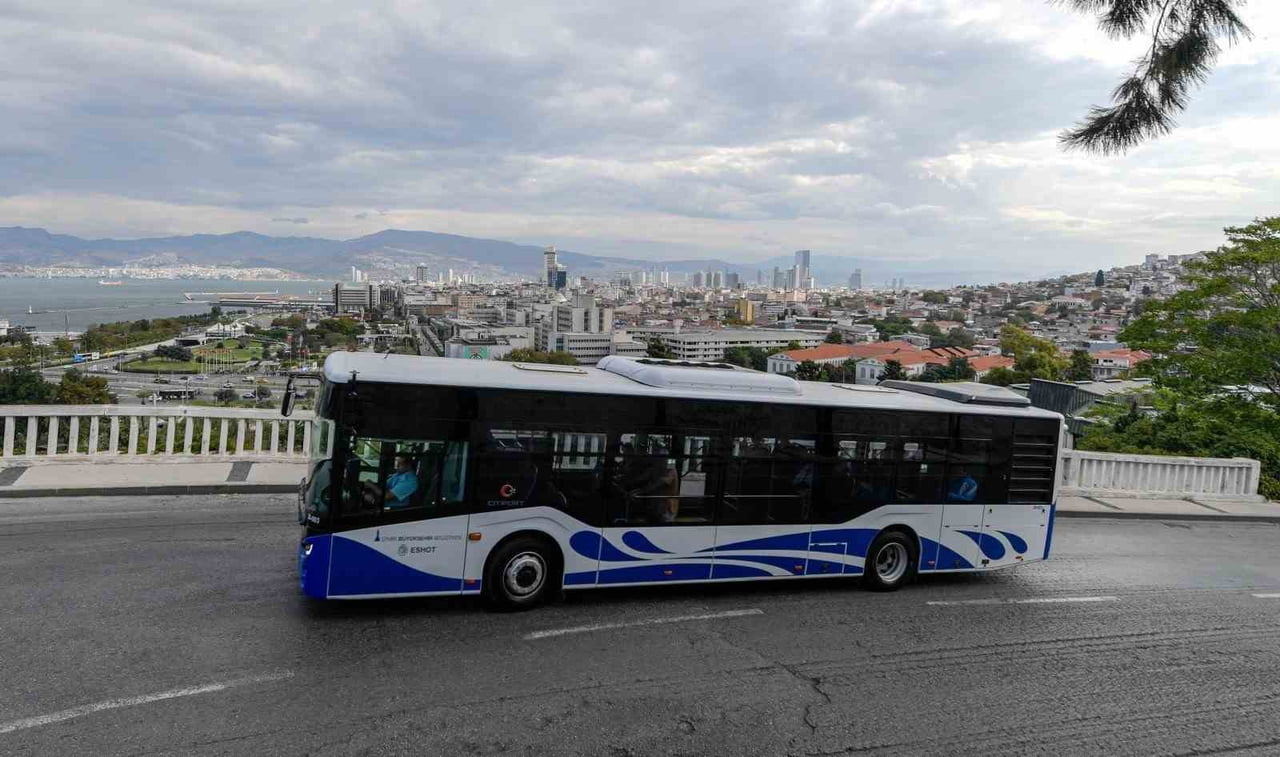 İZMİR'DE 29 EKİM CUMHURİYET BAYRAMI'NDA TOPLU ULAŞIM SEFERLERİ YENİDEN DÜZENLENDİ