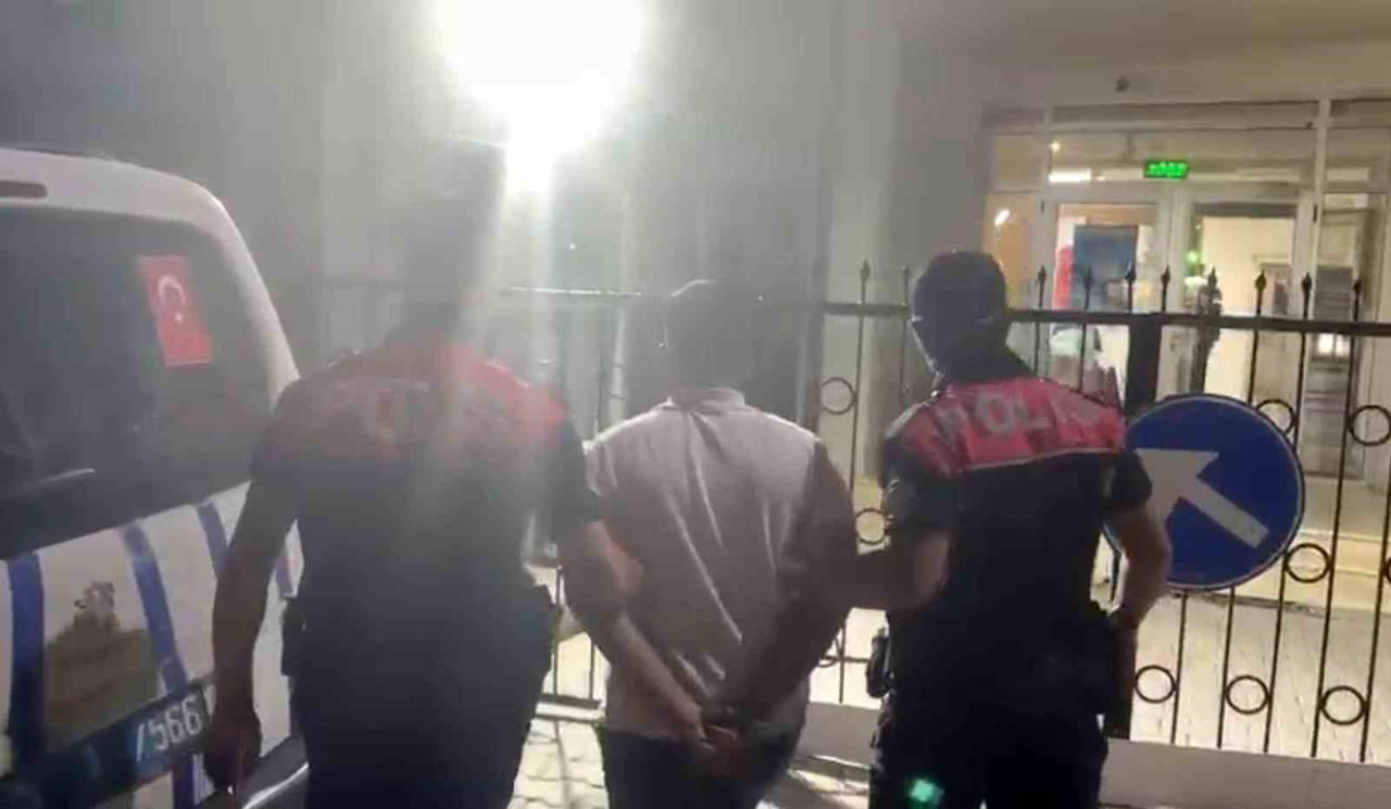 İZMİR'DE, HAKKINDA HIRSIZLIK SUÇUNDAN 14 YIL 10 GÜN KESİNLEŞMİŞ HAPİS CEZASI BULUNAN FİRARİ...