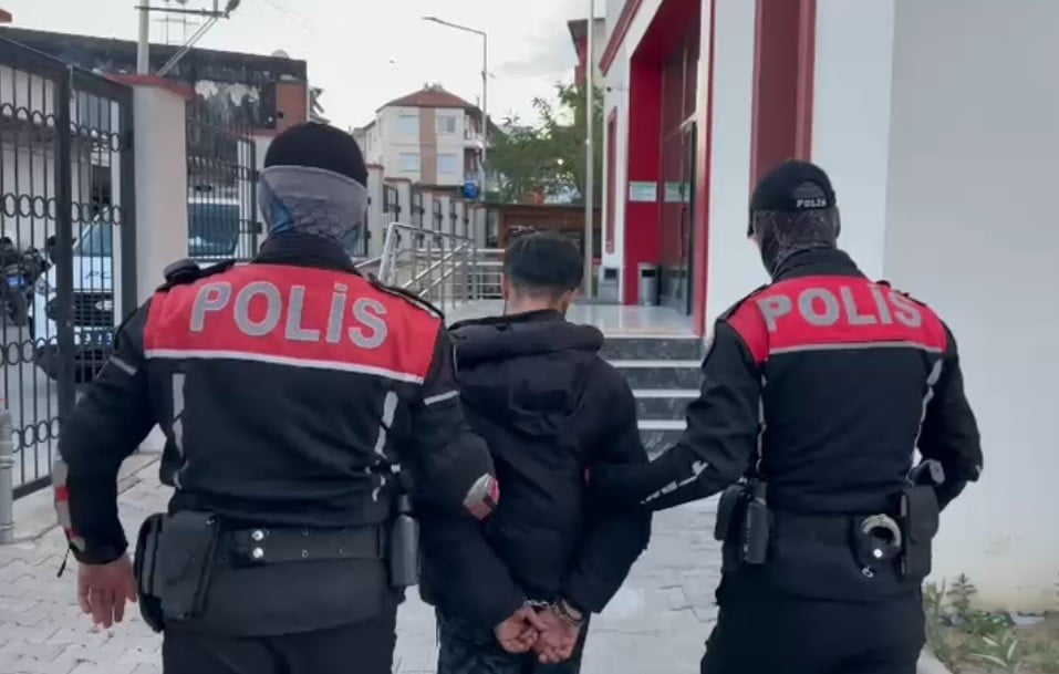 İZMİR'DE POLİS EKİPLERİ TARAFINDAN DÜN YÜRÜTÜLEN ÇALIŞMALARINDA, ÇEŞİTLİ SUÇLARDAN HAKLARINDA...