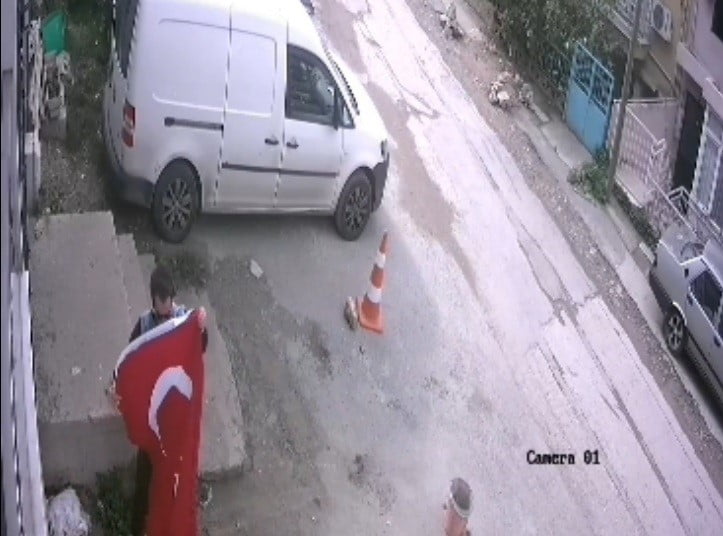 İZMİR'İN BORNOVA İLÇESİNDE BİR EVİN BALKONUNDA ASILI OLAN TÜRK BAYRAĞI, İPİNİN KOPMASI SONUCU YERE...
