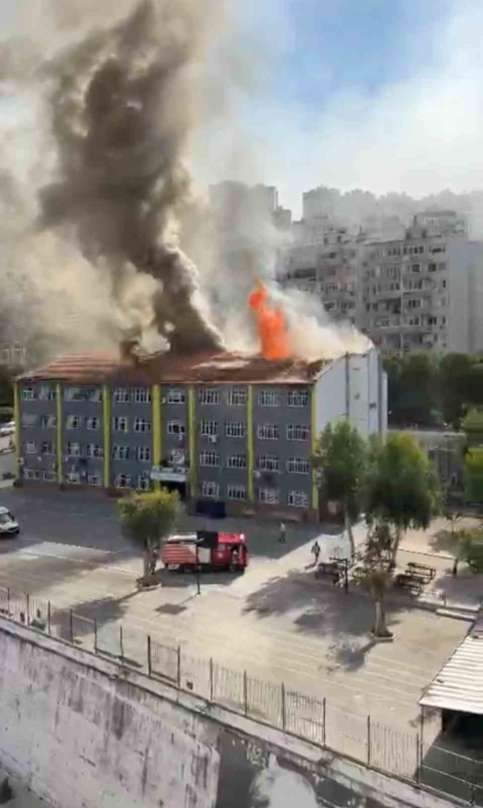 İZMİR'İN KARABAĞLAR İLÇESİNDE BİR ORTAOKULUN ÇATISINDA ÇIKAN YANGINA İTFAİYE EKİPLERİNİN...