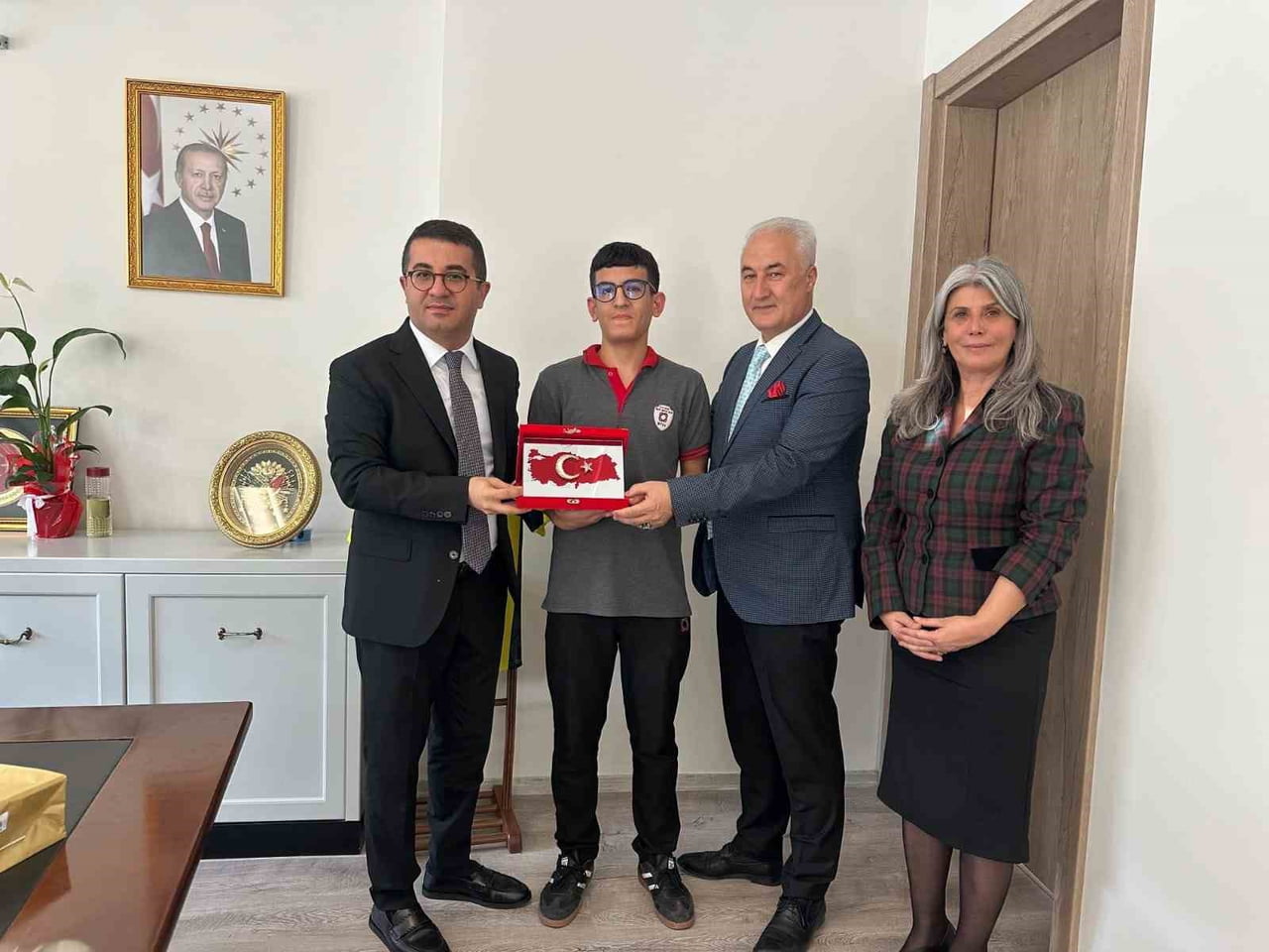 İZMİR'İN KEMALPAŞA İLÇESİNDE DÜZENLENEN BAYRAK YÜRÜYÜŞÜ SIRASINDA YERE DÜŞEN TÜRK BAYRAĞINI ÖPEREK...