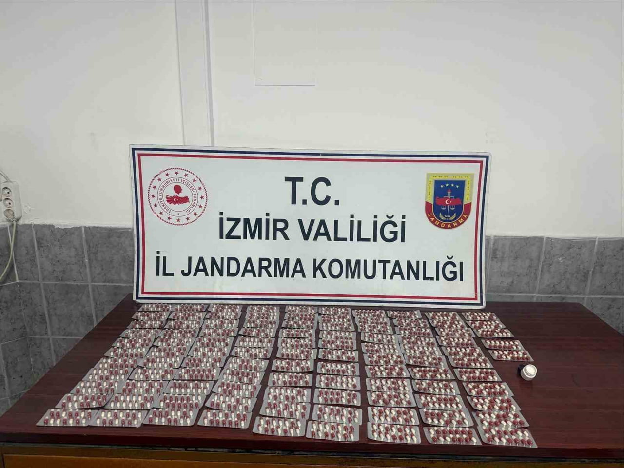 İZMİR'İN KINIK İLÇESİNDE JANDARMA EKİPLERİ TARAFINDAN DURDURULAN BİR ARAÇTA YAPILAN ARAMADA BİN...