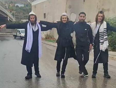 İZMİR'İN KONAK İLÇESİNDEKİ GÜRÇEŞME MUSEVİ MEZARLIĞI ÇEVRESİNDE BİR GRUP YAHUDİ, İSRAİL BAŞBAKANI...