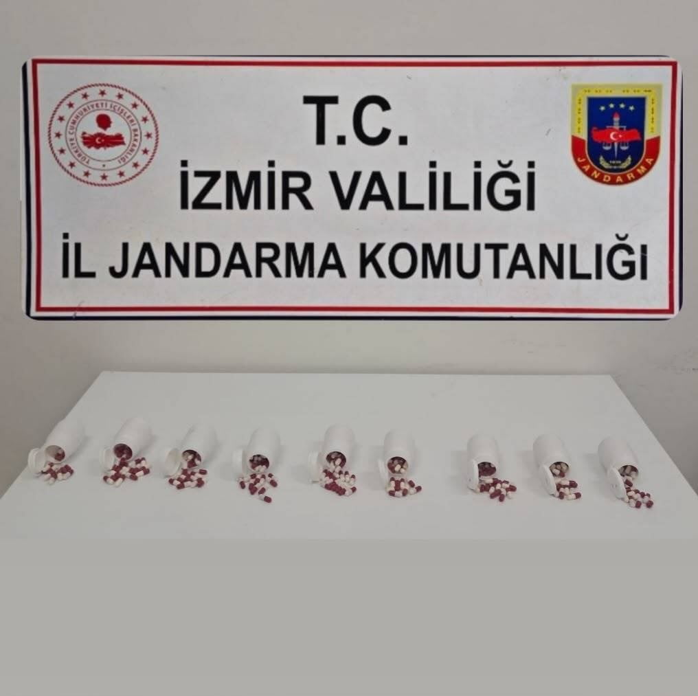İZMİR'İN SEFERİHİSAR İLÇESİNDE JANDARMA EKİPLERİNCE ŞÜPHE ÜZERİNE DURDURULAN BİR ARAÇ VE...