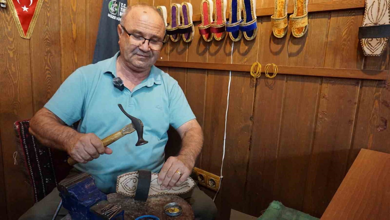 İZMİR'İN TİRE İLÇESİNDE YAŞAYAN VE MESLEĞİN SON TEMSİLCİLERİNDEN BİRİ OLAN TAKUNYA USTASI NİHAT...