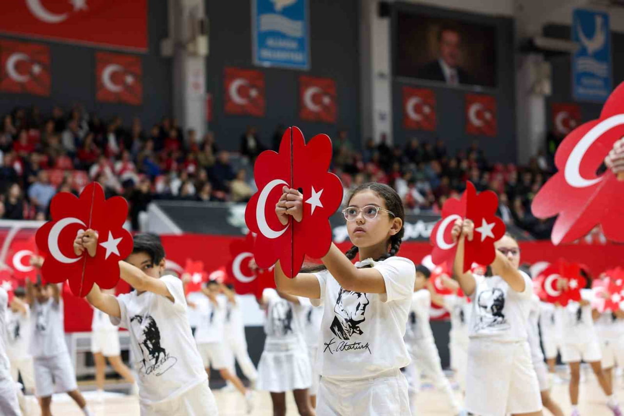 İZMİR ALİAĞA'DA CUMHURİYET'İN İLANININ 103. YIL DÖNÜMÜ COŞKUYLA KUTLANDI. CUMHURİYET MEYDANI'NDA...