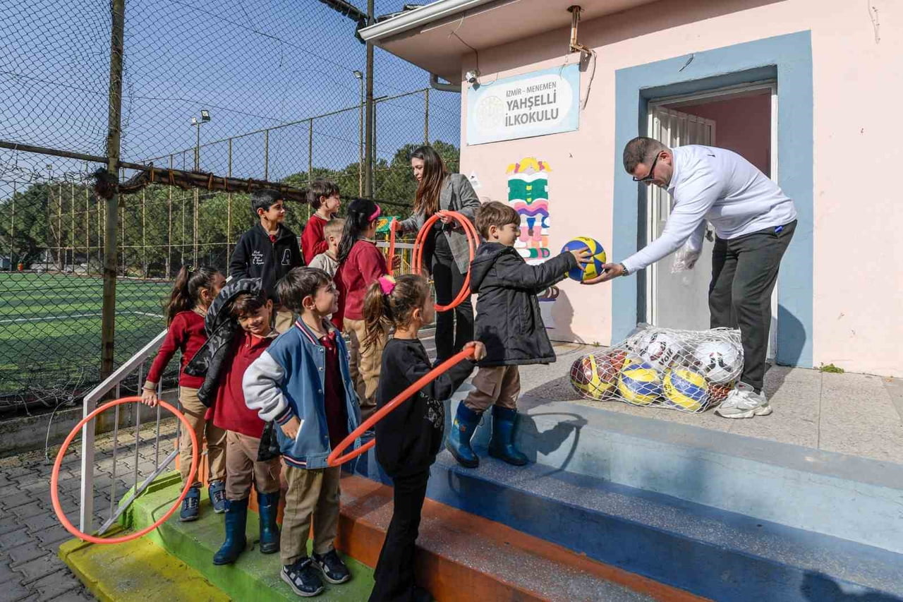 İZMİR BÜYÜKŞEHİR BELEDİYESİ, ÇOCUKLARIN SPOR OLANAKLARINA EŞİT ERİŞİMİNİ DESTEKLEMEK AMACIYLA KENT...