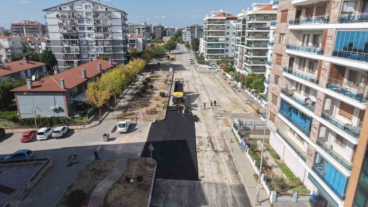 İZMİR BÜYÜKŞEHİR BELEDİYESİ EKİPLERİ TRAFİK YOĞUNLUĞUNUN FAZLA OLDUĞU ÇİĞLİ’NİN ATAŞEHİR...