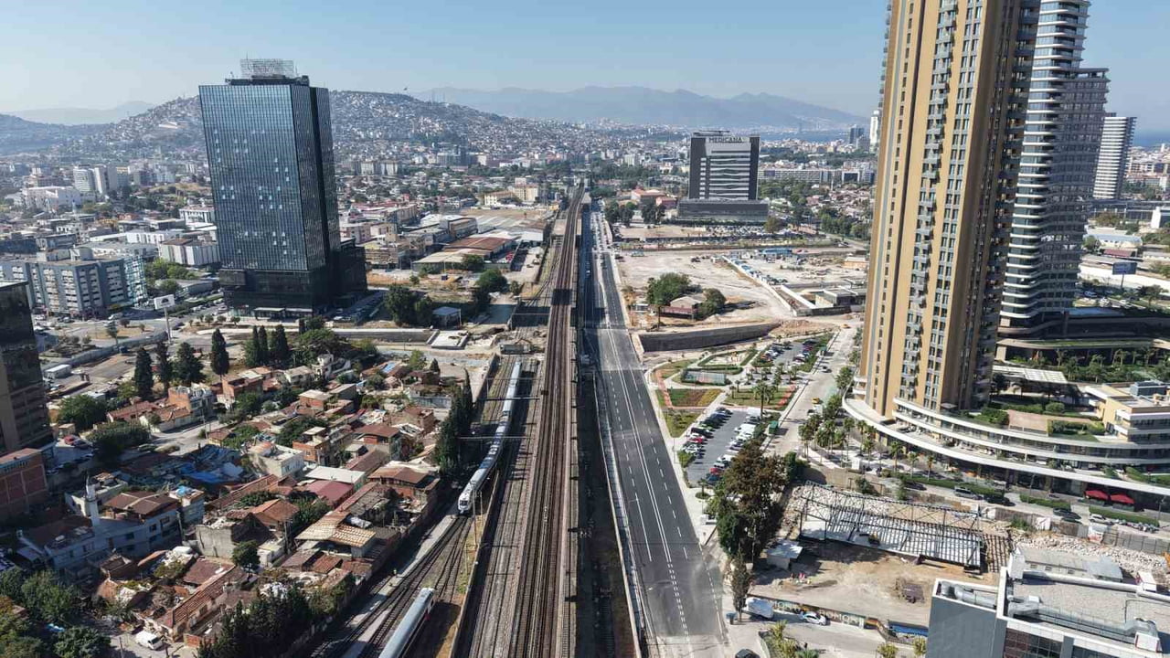 İZMİR BÜYÜKŞEHİR BELEDİYESİ’NİN, BEŞ AYRI DEMİRYOLU HATTI İLE METRO HATTININ ALTINDAN GEÇEREK...