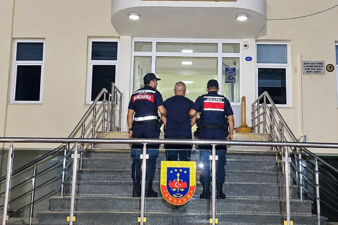 İZMİR’DE 27 YIL HAPİS CEZASI BULUNAN FİRARİ ARANAN ŞAHIS YAKALANDI
