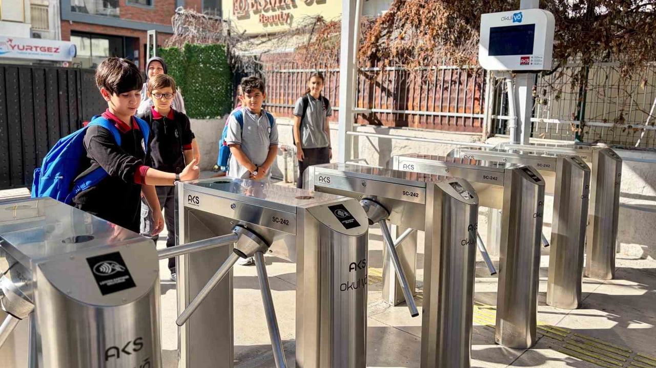 İZMİR’DE ‘GÜVENLİ OKUL PROJESİ’ KAPSAMINDA BİR ORTAOKULA KAMERALI TURNİKE SİSTEMİ...