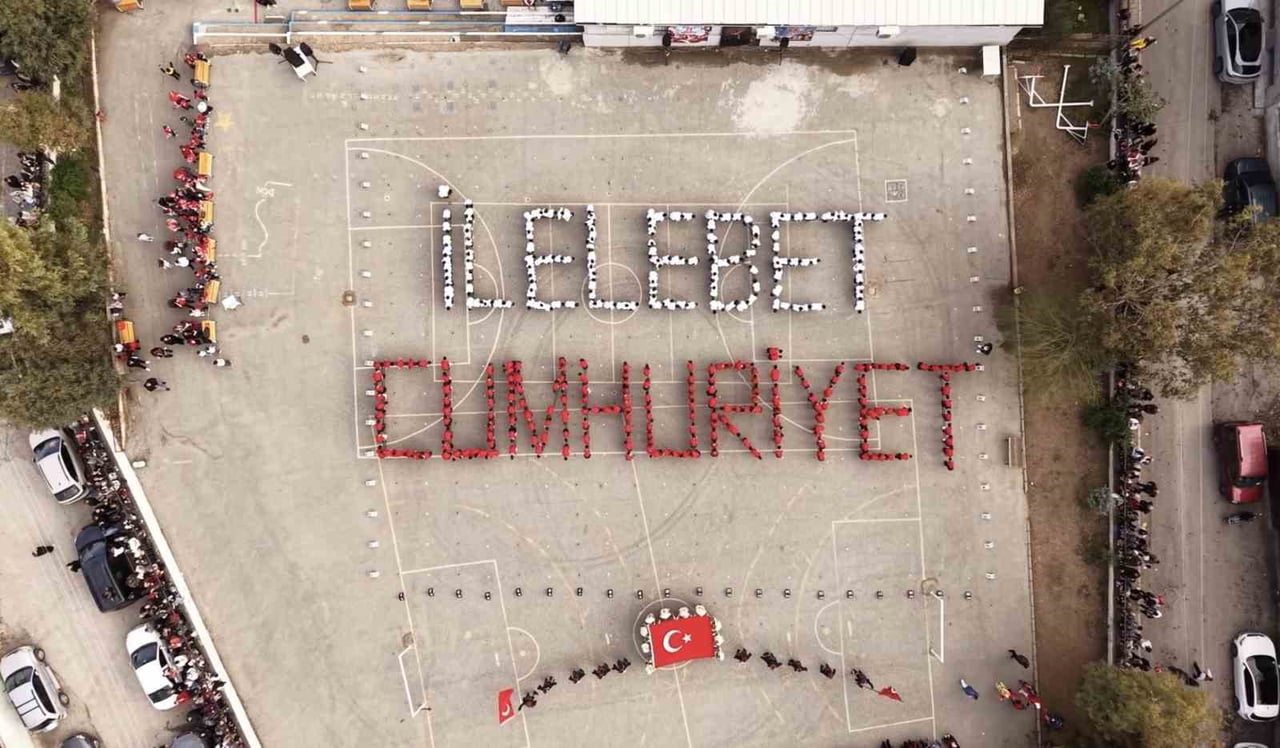 İZMİR’İN BUCA İLÇESİNDE BULUNAN DİRAYET SÜREN İLKOKULU, CUMHURİYETİN KURULUŞUNUN 103’ÜNCÜ YIL...