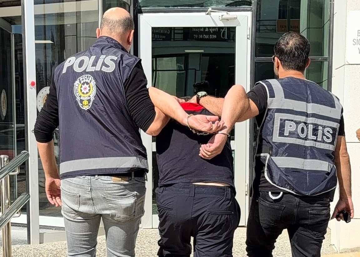 İZMİR’İN SEFERİHİSAR İLÇESİNDE, ESKİ SEVGİLİSİNİN EVİNİ BENZİN DÖKEREK KASITLI OLARAK ATEŞE...