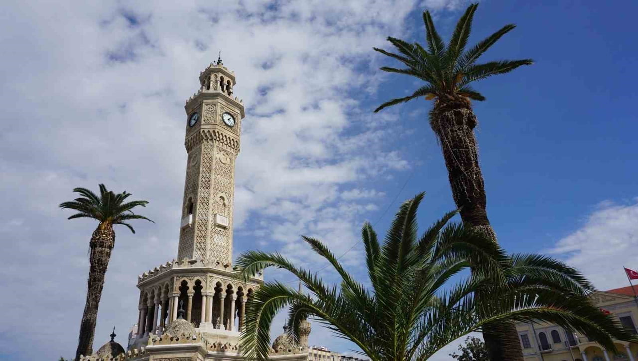 İZMİR’İN SEMBOLÜ OLAN TARİHİ SAAT KULESİ, 125 YILLIK KÖKLÜ GEÇMİŞİYLE KONAK MEYDANI’NDA GELEN...