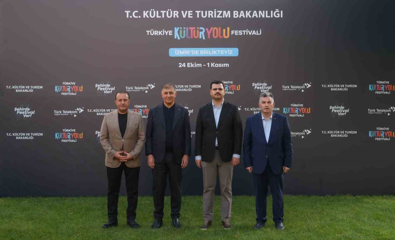 İZMİR MİLLETVEKİLİ EYYÜP KADİR İNAN, İZMİR BÜYÜKŞEHİR BELEDİYE BAŞKANI CEMİL TUGAY İLE BİRLİKTE...