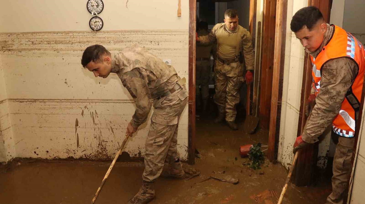 JANDARMA KOMANDOLARININ AYAZAĞA'DA SEL SONRASI TEMİZLİK ÇALIŞMALARI GECE DE DEVAM EDİYOR