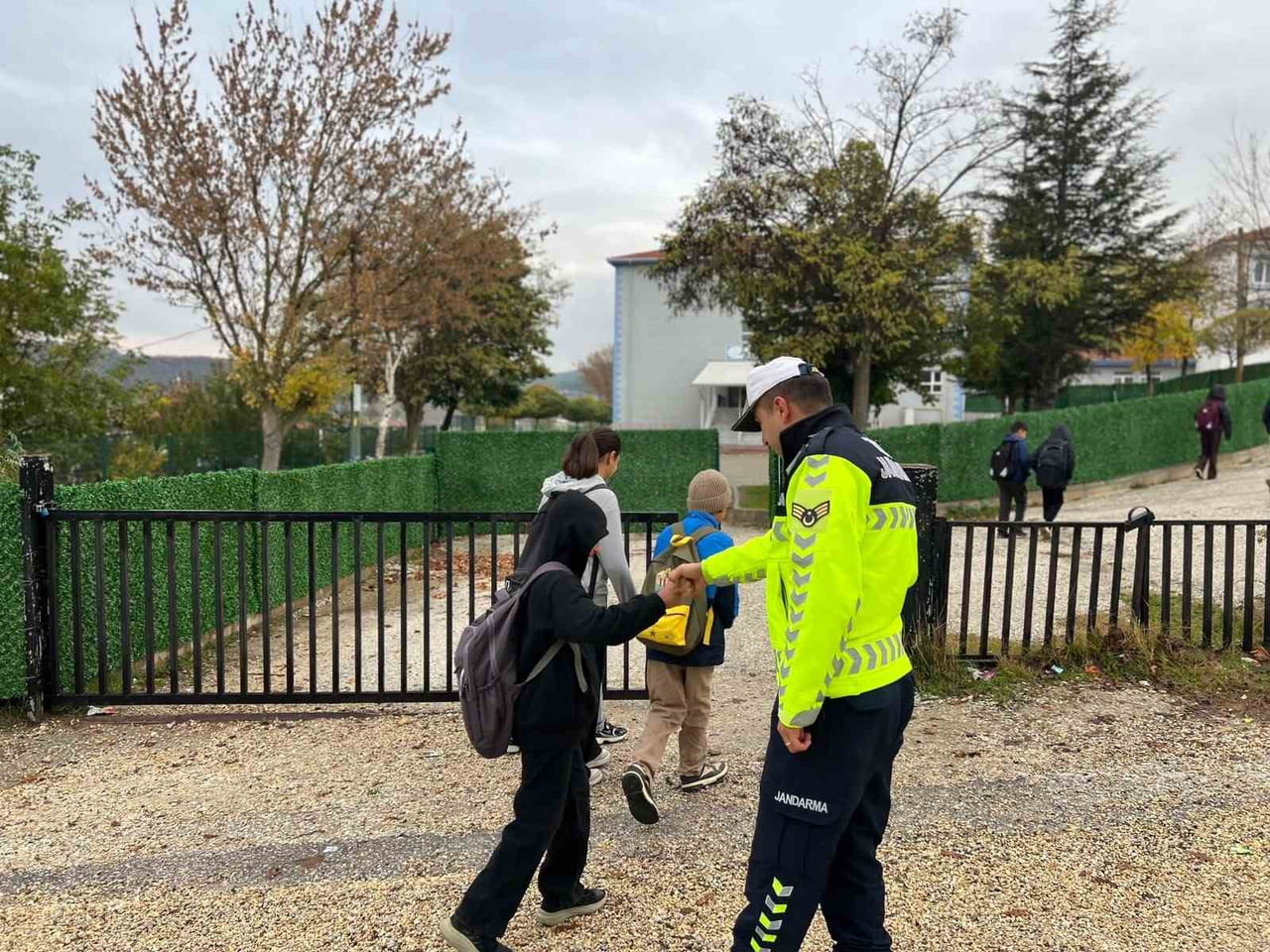 JANDARMA OKUL ÇEVRELERİNDE GÖZ AÇTIRMIYOR
