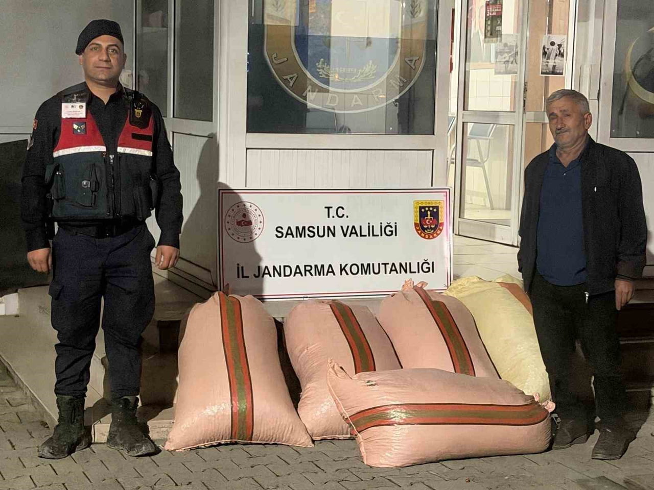 JANDARMA TARAFINDAN ELE GEÇEN ÇALINTI FINDIKLAR SAHİBİNE TESLİM EDİLDİ.