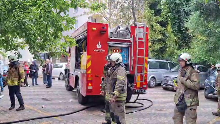 KADIKÖY'DE 8 KATLI BİNANIN GİRİŞ KATINDAKİ ELEKTRİK PANOSUNDAN YÜKSELDİĞİ İDDİA EDİLEN ALEVLER...