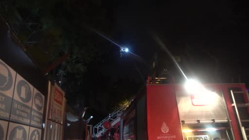 Kadıköy'de üç katlı ahşap köşkte yangın