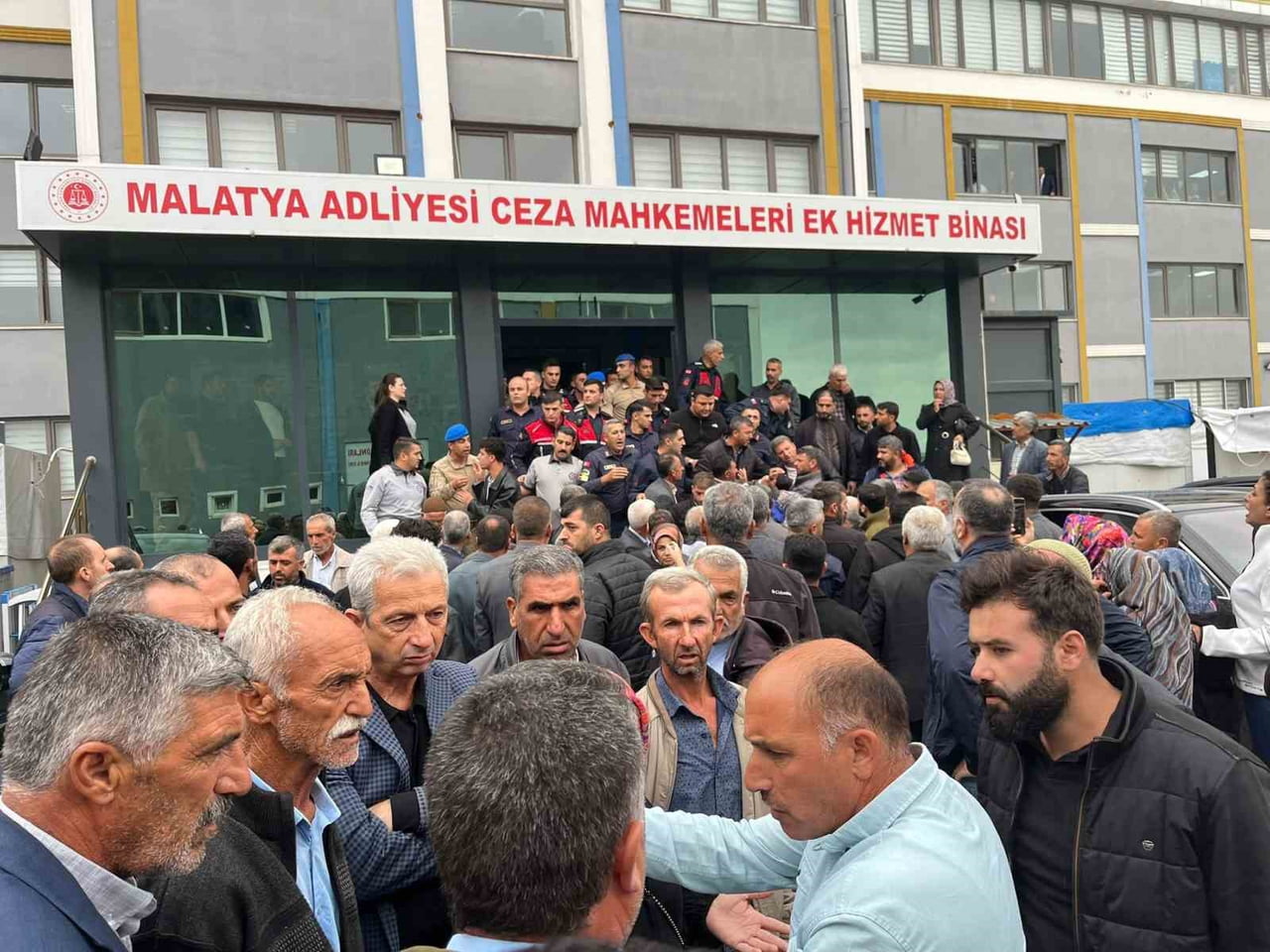 KADIN CİNAYETİ DAVASINDA ADLİYE ÖNÜNDE GERGİNLİK: YAKINLARI BİNAYA GİRMEK İSTEDİ