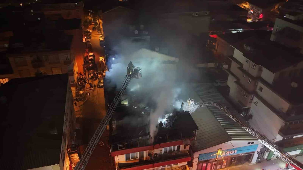 KAĞITHANE'DE 4 KATLI BİNANIN ÇATI KATINDA YANGIN ÇIKTI. İTFAİYE EKİPLERİ TARAFINDAN SÖNDÜRÜLEN...