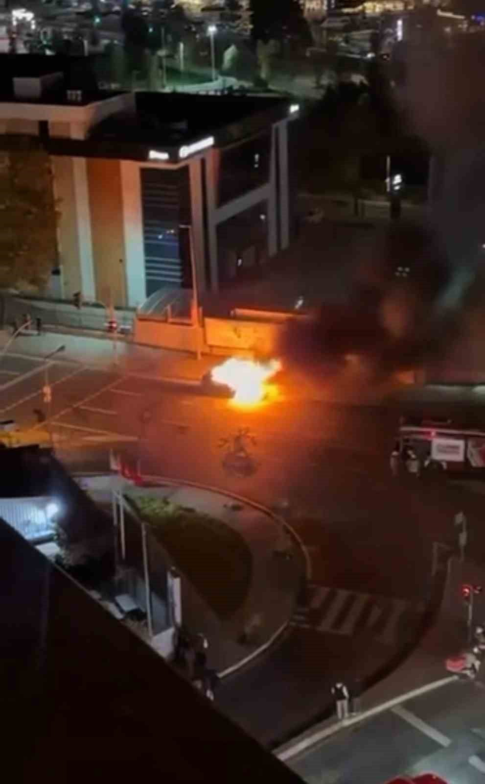 KAĞITHANE’DE BİR OTOMOBİLİN MOTOR KISMINDA BAŞLAYAN YANGIN ARABAYI KÜLE ÇEVİRDİ. YANGIN NEDENİYLE...