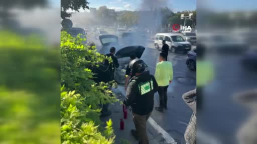 Kağıthane’deki otomobil yangınını gazlı içecekle söndürmeye çalıştı