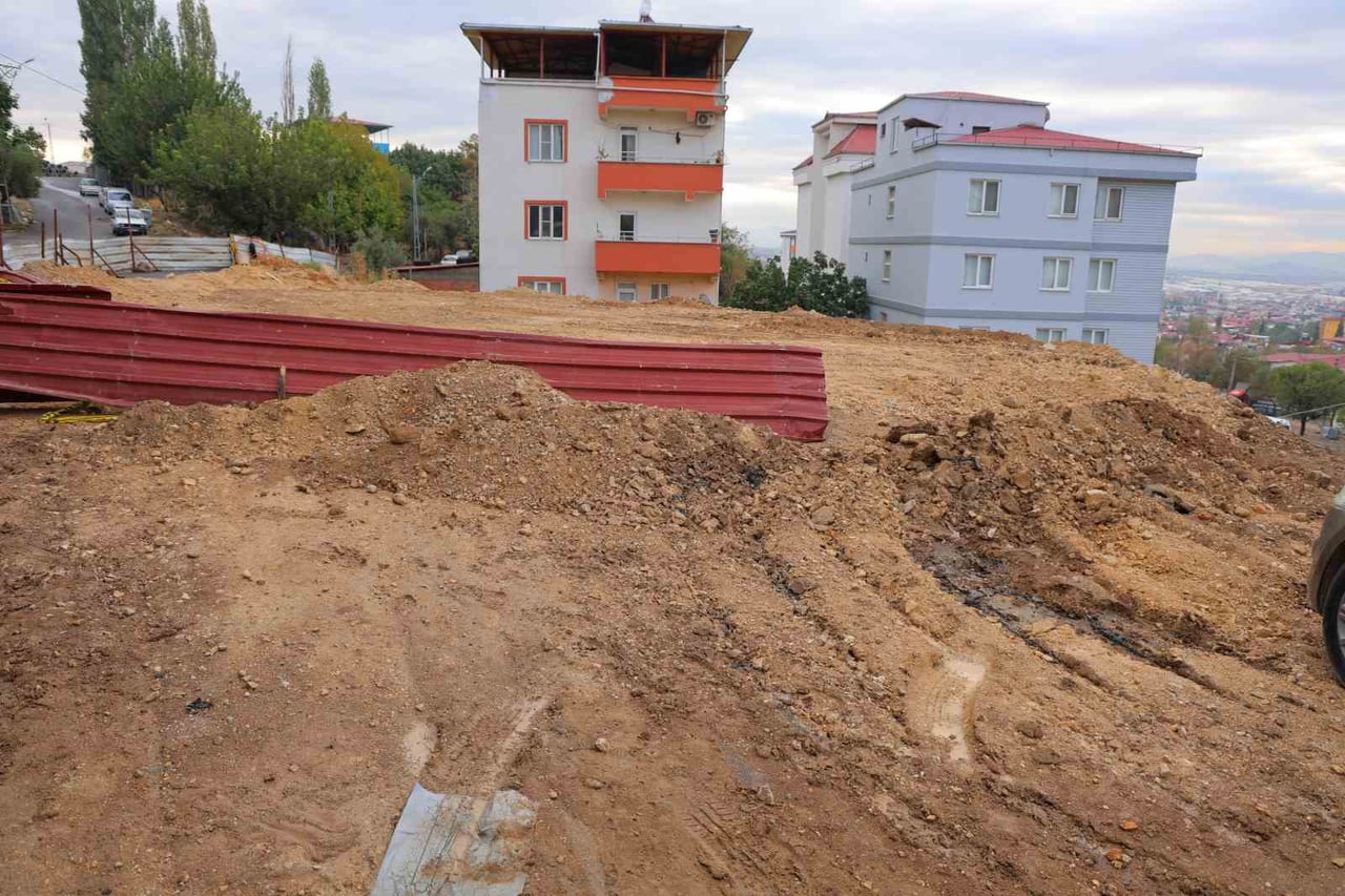 KAHRAMANMARAŞ'TA BİR İNŞAAT ALANINDA YAPILAN TEMEL KAZISI SIRASINDA ÇÖKEN ALAN VE YOL TOPRAKLA...