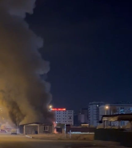 KAHRAMANMARAŞ'TA BİR İŞ YERİNDE ÇIKAN YANGIN EKİPLERİN MÜDAHALESİ İLE SÖNDÜRÜLDÜ