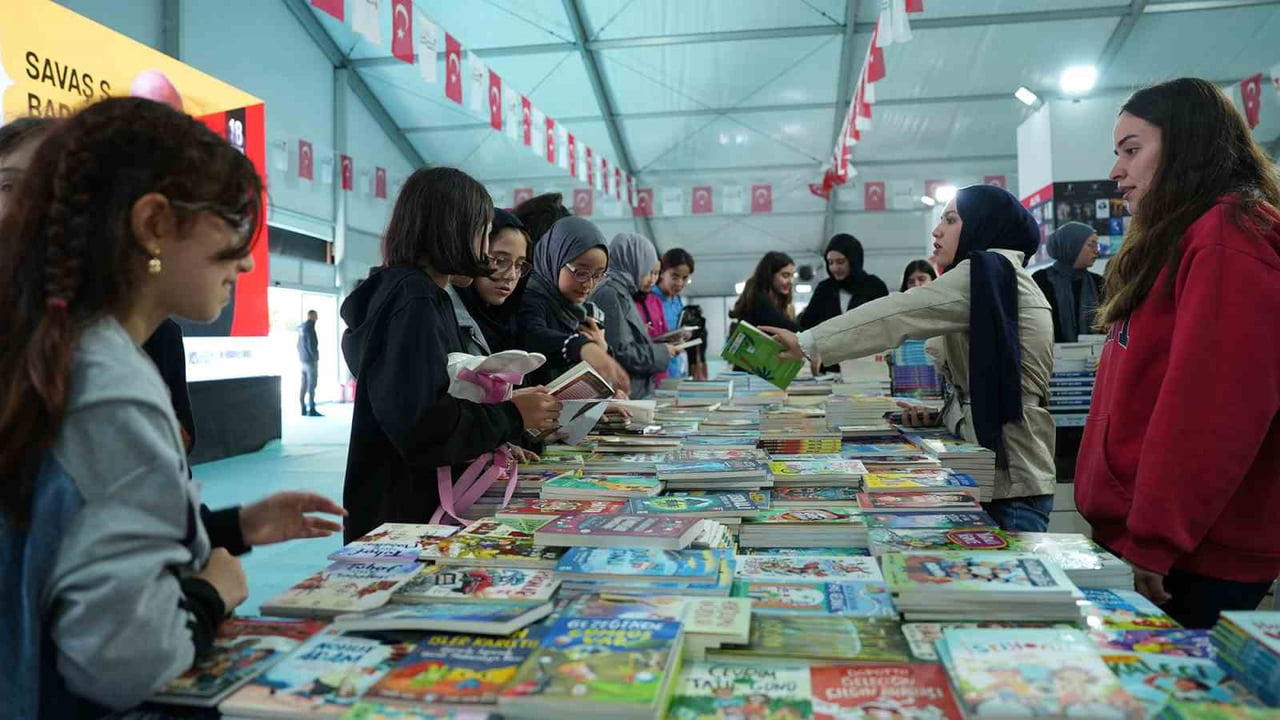 KAHRAMANMARAŞ'TA DÜZENLENEN 11. ULUSLARARASI KAHRAMANMARAŞ KİTAP FUARI, ŞEHRİN FARKLI NOKTALARINDA...