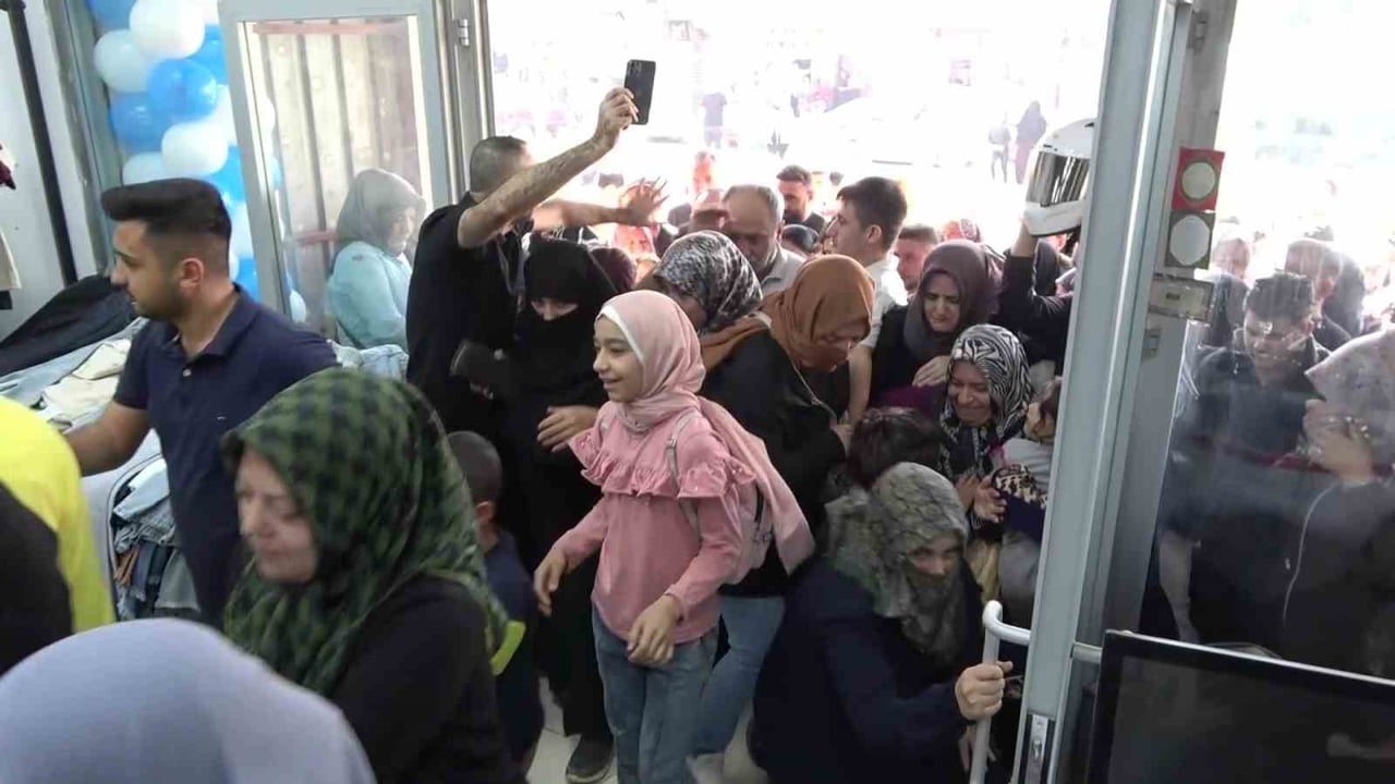 KAHRAMANMARAŞ'TA HİZMET VEREN BİR GİYİM MAĞAZASININ AÇILIŞINDA VATANDAŞLAR İZDİHAMA NEDEN OLDU....