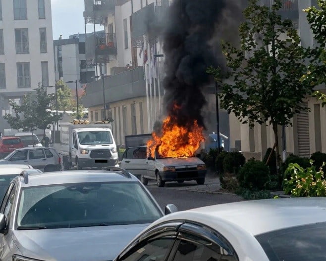 KAHRAMANMARAŞ’IN ONİKİŞUBAT İLÇESİNDE BİNALARIN ÖNÜNDE DURAN OTOMOBİLİN MOTOR KISMINDA ÇIKAN...