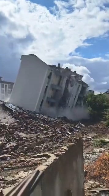 KAHRAMANMARAŞ MERKEZLİ DEPREMLERDE ELAZIĞ’DA AĞIR HASAR ALAN BİNA, İŞ MAKİNESİNİN DOKUNMASIYLA...