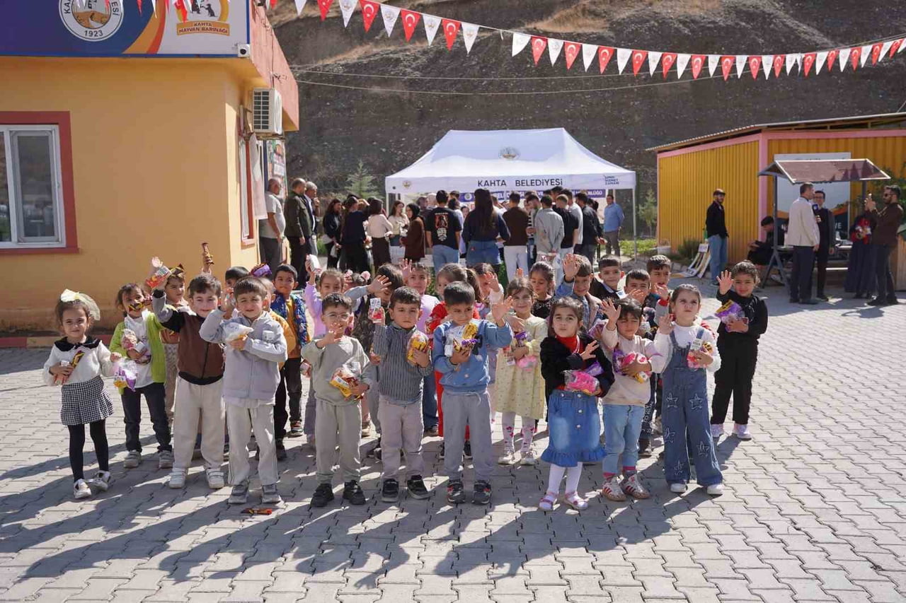 KAHTA BELEDİYESİ’NDEN ANLAMLI ETKİNLİK: MİNİKLER SOKAK HAYVANLARIYLA BULUŞTU