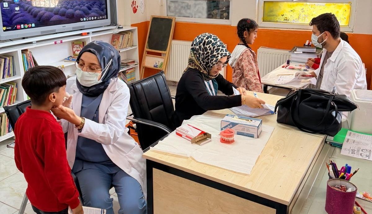 KÂHTA’DA KÖY OKULLARINDAKİ ÖĞRENCİLERE AĞIZ VE DİŞ SAĞLIĞI EĞİTİMİ