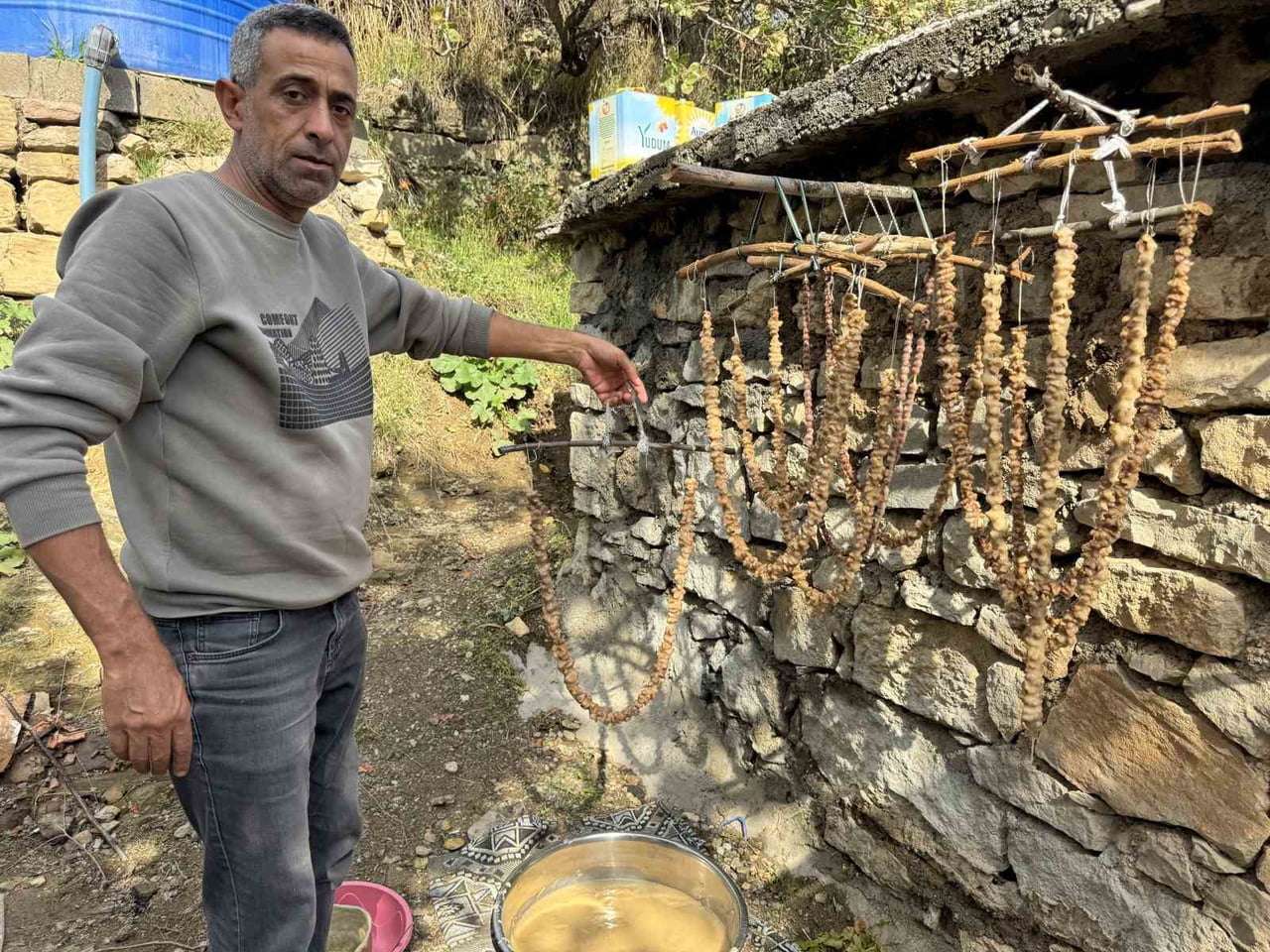 KALIPLAR HALİNE GETİRİLEN PESTİLLER, ÇÖMLEK KÜPLERDE KIŞ MEVSİMİNDE TÜKETİLMEK İÇİN SERİN BİR...