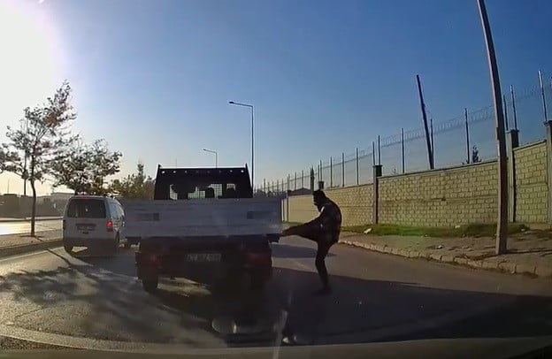 KAMYONET SÜRÜCÜSÜ ARAÇTAN İNMEYİNCE DİĞER SÜRÜCÜ KAMYONETE TEKME ATTI
