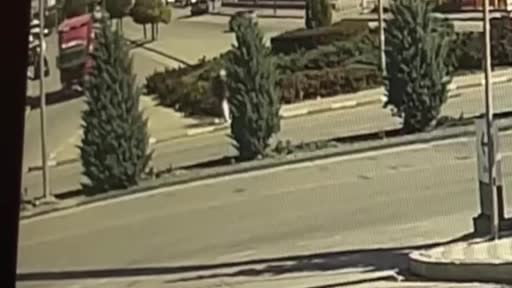 Kamyonla çarpışan 3 tekerlekli elektrikli bisiklet 10 metre sürüklendi: 2 yaralı