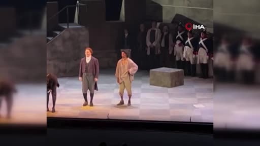 Kanada’da bir opera oyununda selam verirken sahnede Filistin bayrağı açan oyuncu Gabriel...